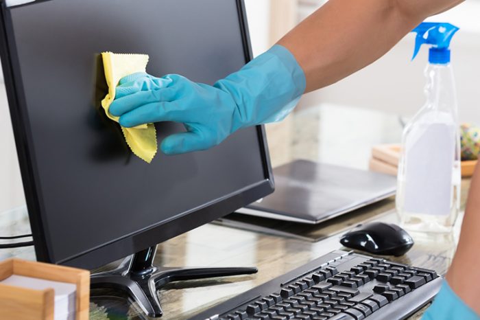 Computerreinigung mit Reinigungsmittel in Papenburg