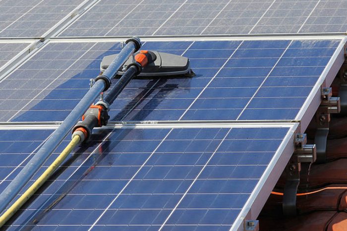 Reinigung einer Photovoltaikanlage mit Reinigungsgerät in Papenburg